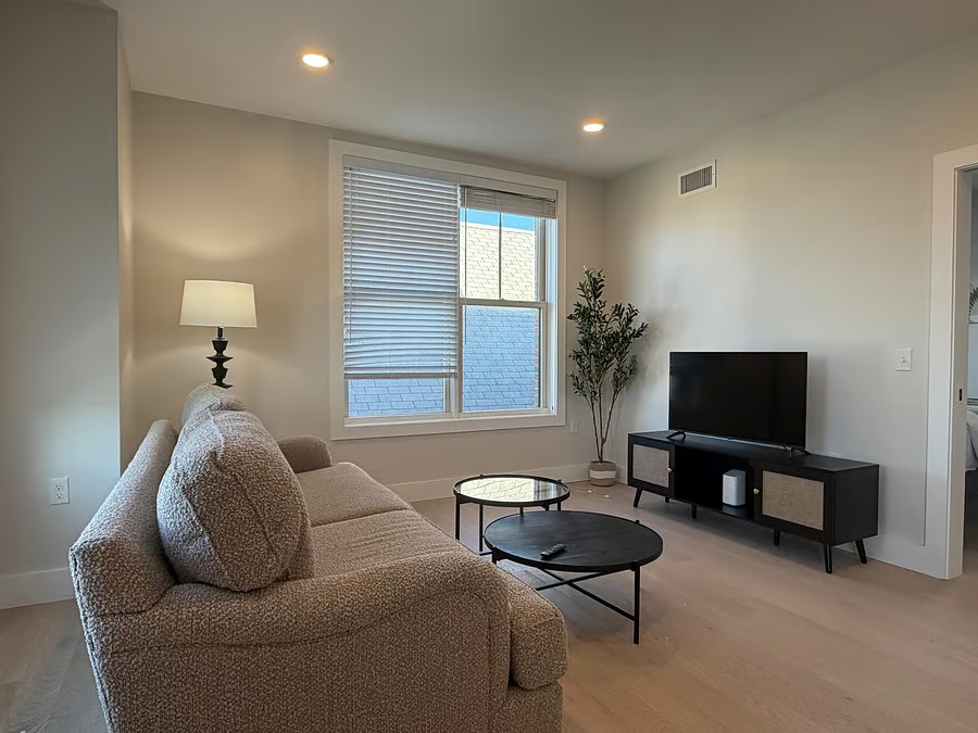 Modern 2BR Apartment in East Boston Elevator Building — photo 4