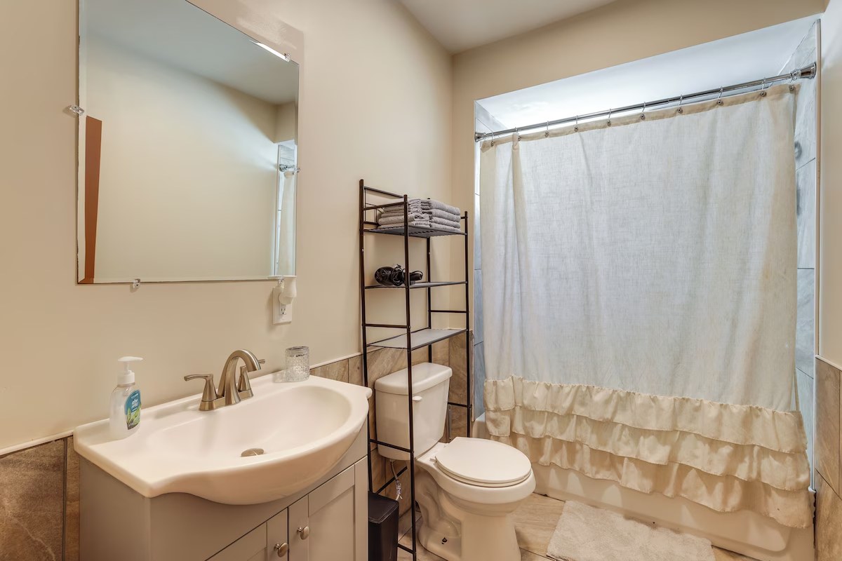 5BR Home with Home Office Near Cobbs Creek Park — photo 25