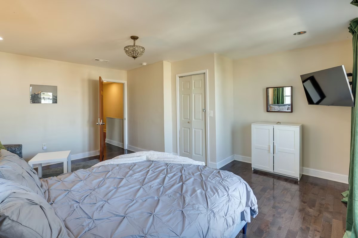 5BR Home with Home Office Near Cobbs Creek Park — photo 15