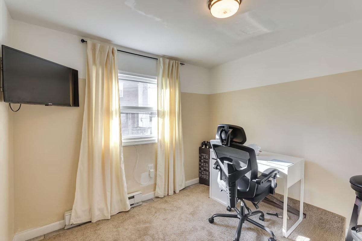 5BR Home with Home Office Near Cobbs Creek Park — photo 10