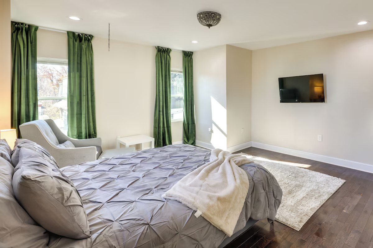 5BR Home with Home Office Near Cobbs Creek Park — photo 11